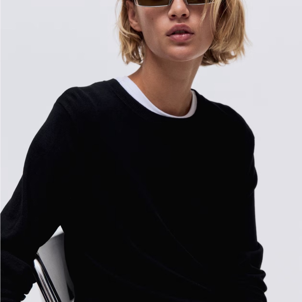 Black Ribbed Fine-Knit Light Crewneck Sweater